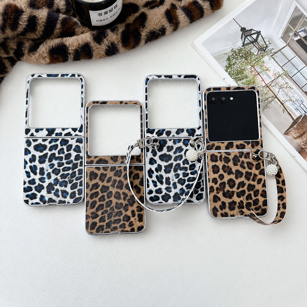 Women Accessories For Hand - Leopar Baskılı Katlanabilir Kapaklı Telefon Kılıfı